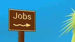 braunes Schild mit Aufdruck Jobs auf blauem Hintergrund